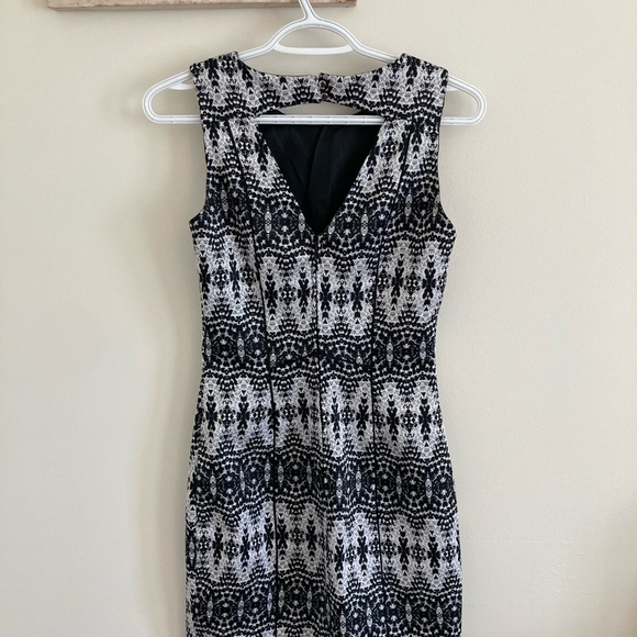 Fun yet minimalistic H&M dress - Picture 3 of 4